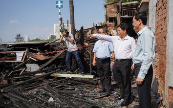 Bệnh viện Chợ Rẫy hỗ trợ 250 triệu cho các gia đình trong vụ cháy nhà ven kênh