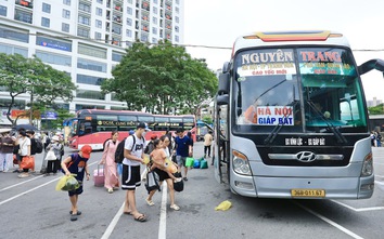 Cả vạn người quay lại Hà Nội ngày cuối nghỉ lễ, xe khách dồn dập về bến