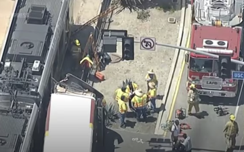 Tàu đâm xe buýt tại trung tâm Los Angeles, 55 người bị thương