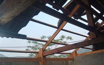 Dông lốc, hàng trăm ngôi nhà ở Lào Cai, Yên Bái bị tốc mái