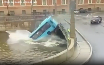 Nga: Xe buýt mất lái, lao thẳng xuống sông, thương vong nghiêm trọng