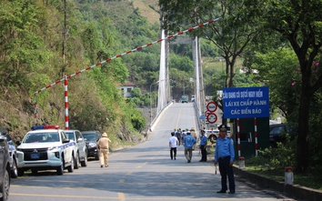 Lập chốt điều tiết xe tải trọng nặng qua cầu Đắkrông