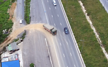 Nhiều xe chở đất phá hàng rào để vào cao tốc Mai Sơn - Quốc lộ 45