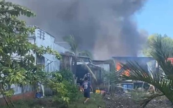 Cháy lớn thiêu rụi 2 căn nhà ở Cà Mau