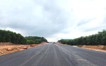 Thảm gần 2km bê tông nhựa đầu tiên trên tuyến cao tốc Bắc - Nam qua Hà Tĩnh