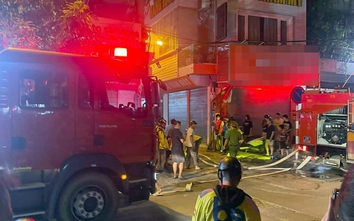 Cháy nhà 3 tầng ở Vũ Tông Phan, nhiều xe cứu hỏa nỗ lực dập lửa