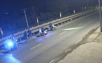 Bắt 4 đối tượng dùng dao, cướp xe máy trong đêm ở Hà Nội