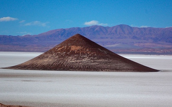 Bí ẩn kim tự tháp mọc lên giữa đồng muối tại Argentina