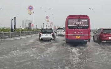 Vì sao cứ mưa, cầu Vĩnh Tuy 2 lại ngập nặng?
