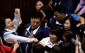 Các nghị sĩ Đài Loan (Trung Quốc) ẩu đả giữa cuộc họp
