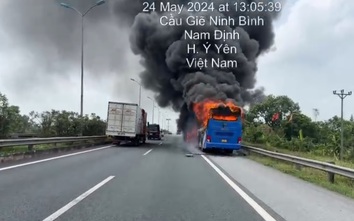 Xe khách bốc cháy ngùn ngụt trên cao tốc Cầu Giẽ - Ninh Bình