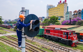 Những người thợ “gác” thông tin tín hiệu đường sắt