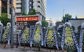 Fan cuồng gửi hàng trăm vòng hoa viếng đến trụ sở Tập đoàn HYBE để dằn mặt