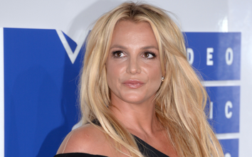 Vừa dứt ly hôn, Britney Spear dính ngay tin giả đánh nhau với bạn trai phải nhập viện