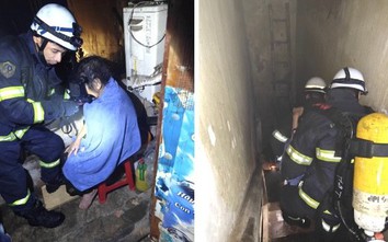 Giải cứu 2 người cao tuổi mắc kẹt trong ngôi nhà cháy trên phố Lò Đúc