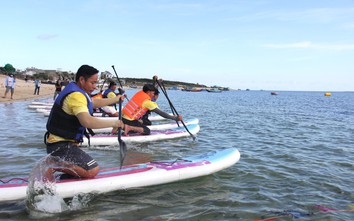 Lễ hội đua thuyền lần đầu tổ chức trên đảo Phú Quý