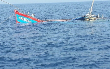 Lật tàu câu mực, hai ngư dân mất tích trên biển