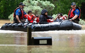Texas đối mặt với mưa lũ lịch sử, hàng nghìn người sơ tán khẩn