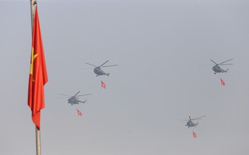 Cận cảnh 11 trực thăng đem theo cờ Đảng, cờ Tổ quốc tung cánh trên bầu trời Điện Biên Phủ