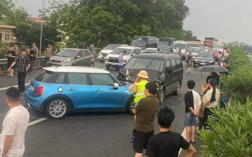 6 xe ô tô va chạm liên hoàn, cao tốc Nội Bài - Lào Cai ùn tắc kéo dài