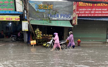 TP.HCM đón "cơn mưa vàng", nhiều người dân bì bõm dắt bộ vì xe chết máy giữa đường