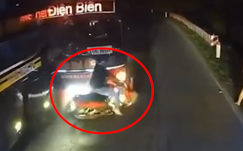 Người đi xe máy thoát chết trong gang tấc dưới bánh xe khách sau cú vượt ẩu