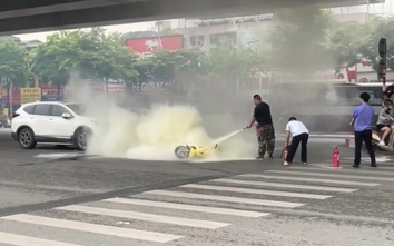 Xe máy bốc cháy dữ dội sau khi va chạm với ô tô