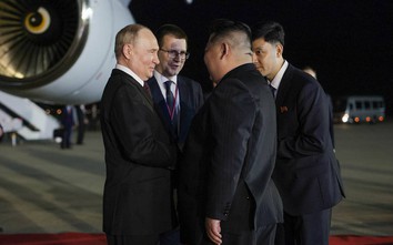 Tổng thống Nga Vladimir Putin đặt chân đến Triều Tiên, đích thân ông Kim ra đón