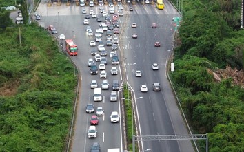 Cao tốc TP.HCM - Long Thành - Dầu Giây tắc kéo dài vì một xe đầu kéo