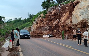 Lao xe vào đống đá sạt lở trên tuyến tránh TP Sơn La, một người tử vong