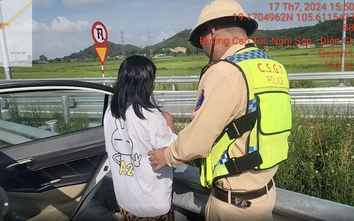Cảnh sát giao thông đưa người phụ nữ tâm thần lạc lên cao tốc về nơi an toàn
