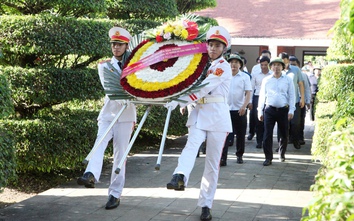Bộ trưởng Bộ GTVT dâng hương, tri ân các Anh hùng liệt sĩ tại Điện Biên
