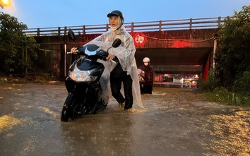 Hà Nội: Người dân bì bõm lội về nhà giờ tan tầm