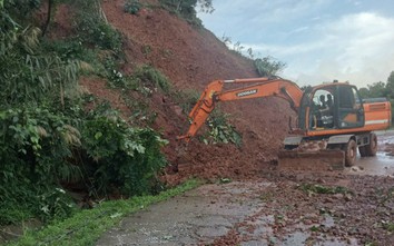 Cận cảnh cây đổ, phố ngập, đường sạt lở ở Quảng Ninh sau bão số 2
