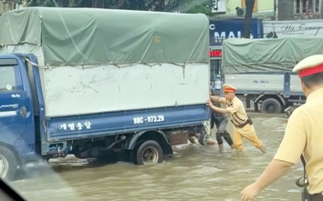 CSGT khuyến cáo cách lưu thông an toàn khi gặp mưa lớn, nước ngập