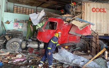 Đắk Nông: Xe container lao vào 5 nhà dân khiến 2 người tử vong