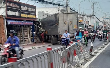 TP.HCM: Xe tải cày nát dải phân cách, lao vào nhà dân