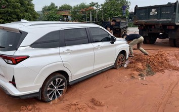 Bùn, cát tràn xuống gây ách tắc giao thông đường ven biển Mũi Né