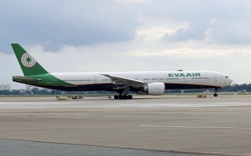 Máy bay của Eva Air móp cánh sau khi đâm đổ cột đèn tại Tân Sơn Nhất