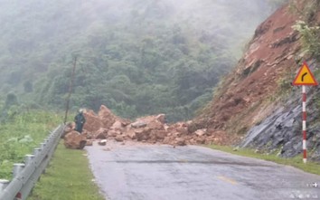 Nhiều tuyến đường ở Điện Biên bị sạt lở, ách tắc do mưa lớn