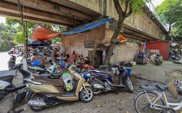 Hàng quán "bủa vây" hành lang bảo vệ đường sắt cầu Thăng Long