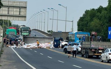 Xe tải va chạm ô tô con trên cao tốc Nội Bài - Lào Cai, 2 người bị thương