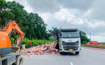 Thùng xe container bất ngờ bật chốt, hàng nghìn tấm gạch rơi xuống đường