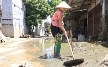 Sau lũ rút, người dân ngoại thành Hà Nội tất tả đưa cuộc sống trở lại bình thường