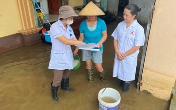 Hà Nội huy động lực lượng thu gom rác thải, phun khử khuẩn sau mưa lũ