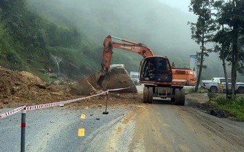 Dùng thuốc nở phá đá thông tuyến QL4D ở Lào Cai