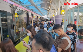 Người dân xếp hàng dài mua vé metro Nhổn - ga Hà Nội ngày đầu thu phí