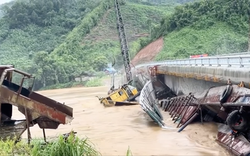 Bị lũ cuốn trôi, 3 phương tiện khai thác đâm va cầu Tô Mậu rồi chìm nghỉm