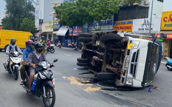 TP.HCM: Xe tải lật ngang giữa đường, giao thông ùn tắc nghiêm trọng