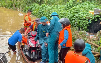 Nước sông Hồng dâng cao, người dân ven sông ở Hà Nội gấp rút chuyển đồ đạc